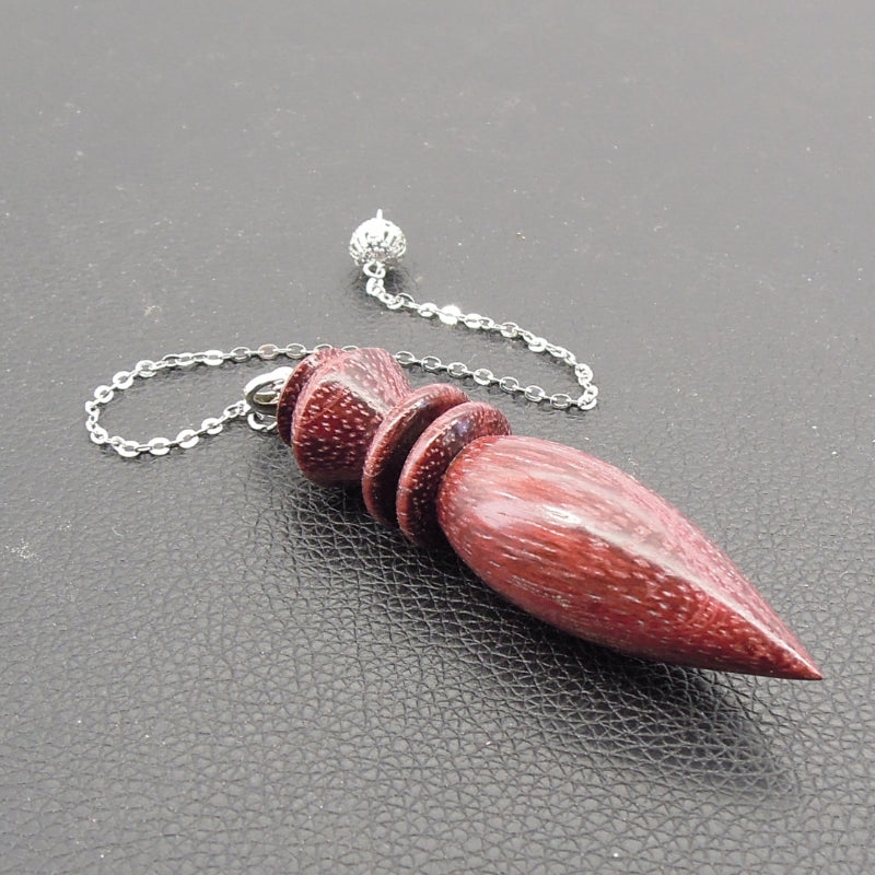 Pendule artisanal de radiesthésie en amarante avec chainette.
