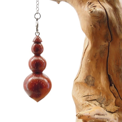 Pendule radiesthésie en padouk avec chainette.