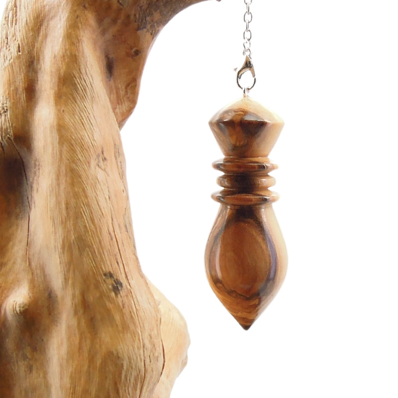 Pendule artisanal divinatoire en olivier avec chainette..