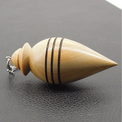 Pendule artisanal de radiesthésie en buis avec chainette.