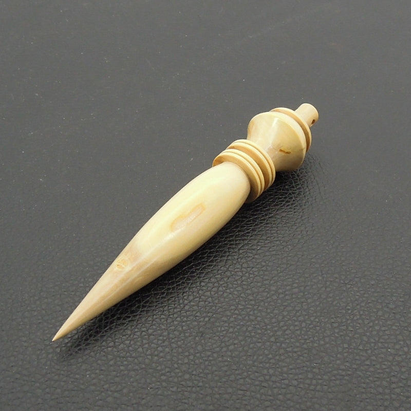 Pendule artisanal de radiesthésie en buis avec oeilleton.