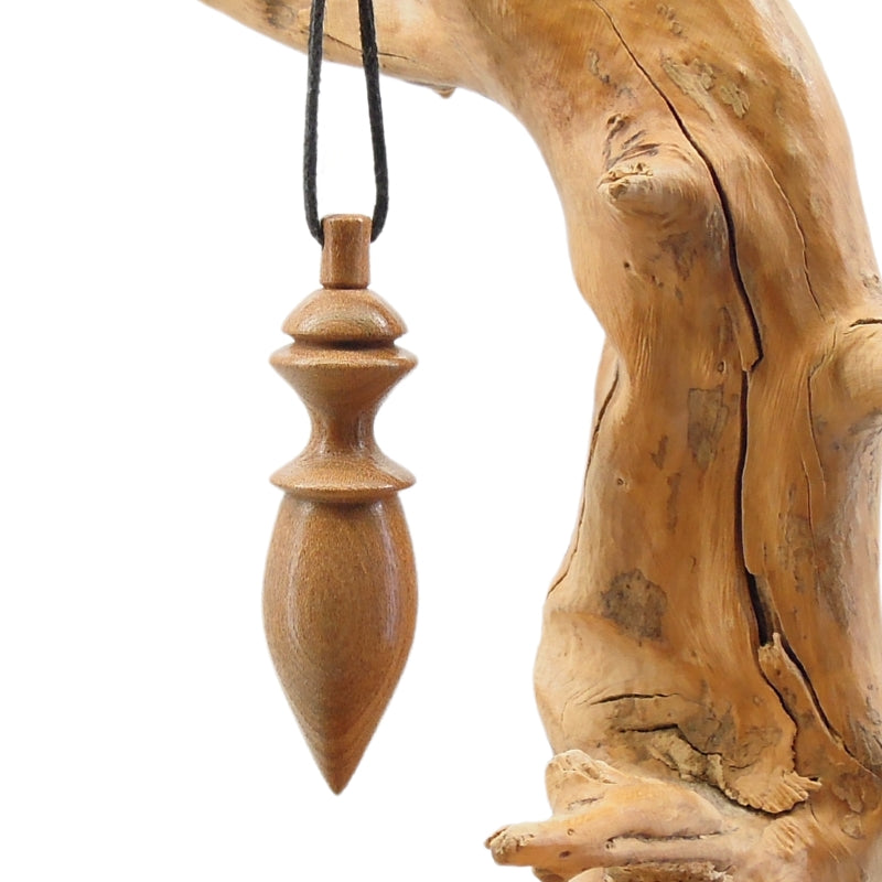 Pendule artisanal de radiesthésie en nerprun avec oeilleton.