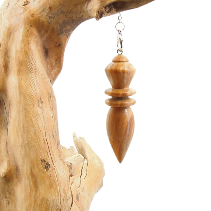 Pendule artisanal de radiesthésie en olivier avec chainette.