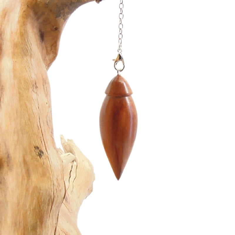 Pendule artisanal de radiesthésie en prunier avec chainette.
