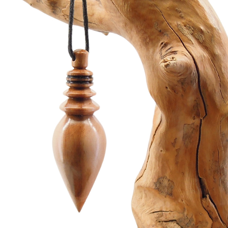 Pendule artisanal de radiesthésie en cornouiller avec oeilleton.