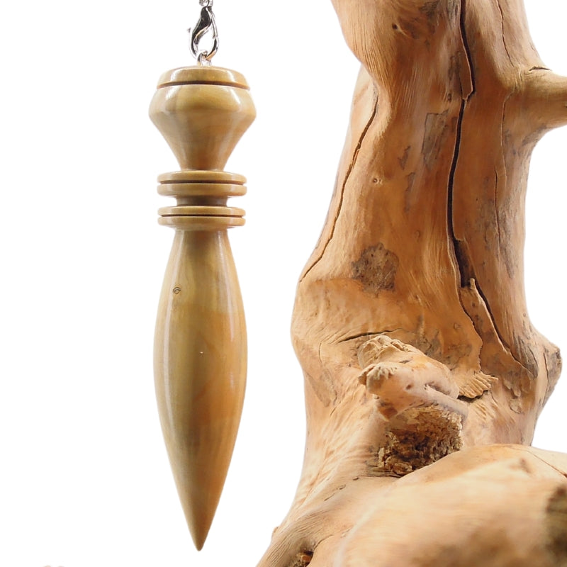 Pendule artisanal divinatoire en buis avec chainette.