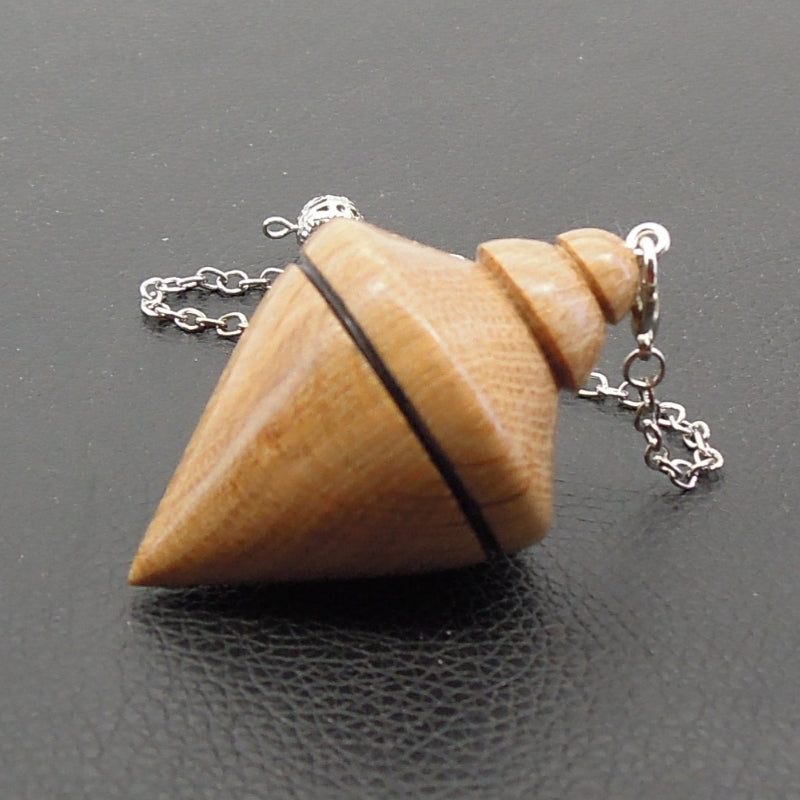 Pendule artisanal divinatoire de radiesthésie en chêne plombé avec chainette.