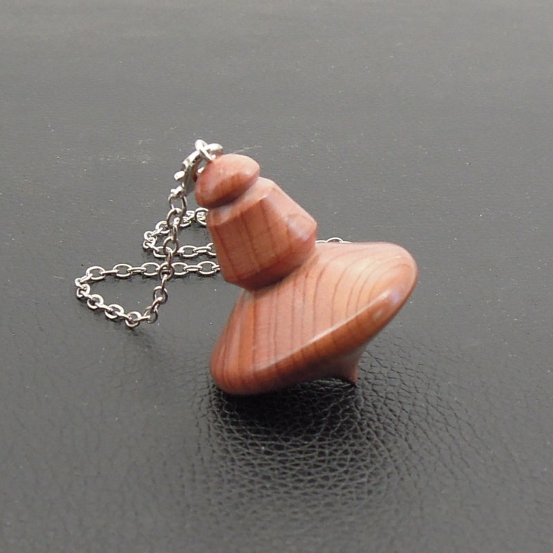 Pendule artisanal de radiesthésie en cèdre rose avec chainette