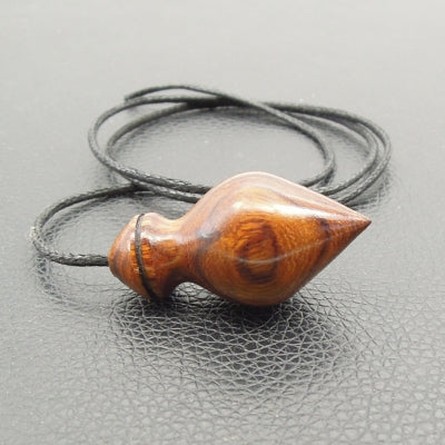 Pendule artisanal de radiesthésie en bois exotique avec cordon collé