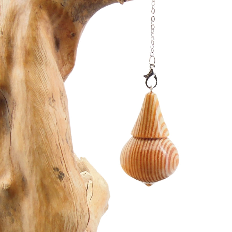 Pendule artisanal divinatoire de radiesthésie en résineux avec chainette.