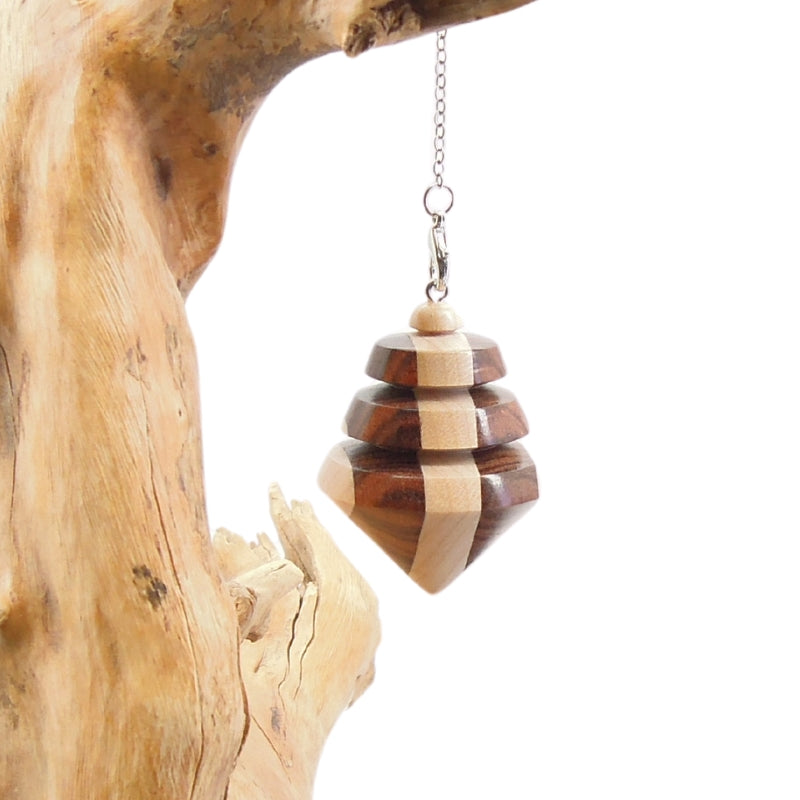 Pendule artisanal de radiesthésie en palissandre santos et érable avec chainette.