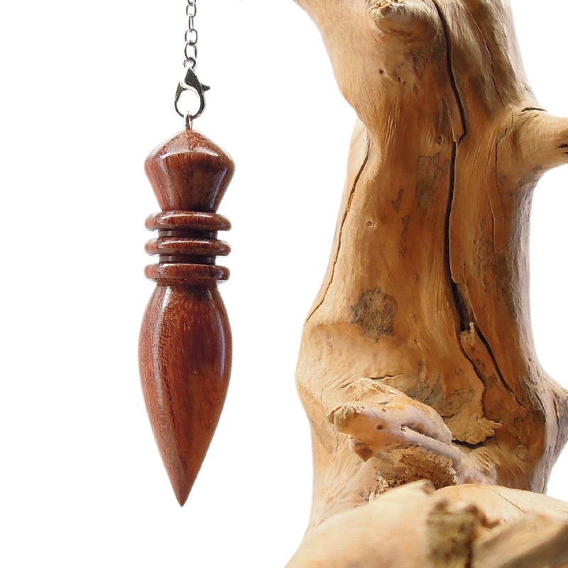 Pendule artisanal de radiesthésie en bubinga avec chainette.