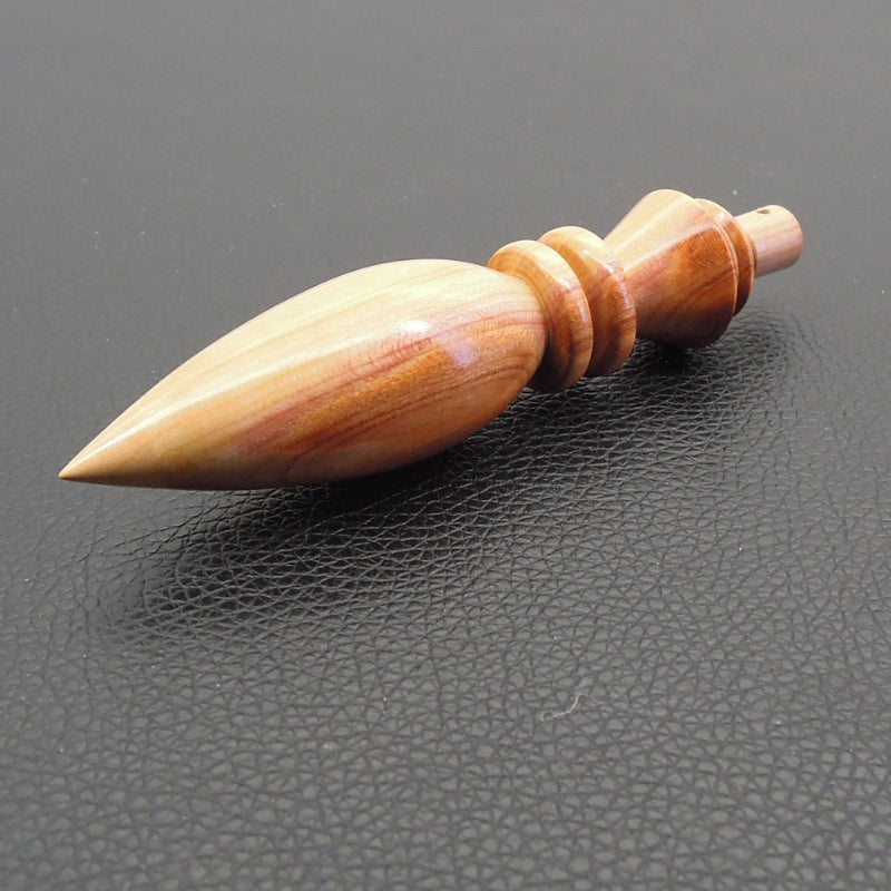 Pendule artisanal de radiesthésie en pêcher avec oeilleton.