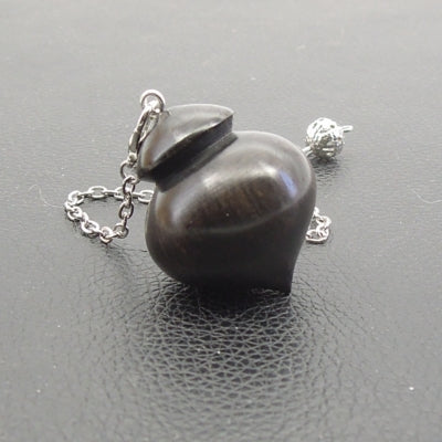 Pendule artisanal de radiesthésie en ébène avec chainette.