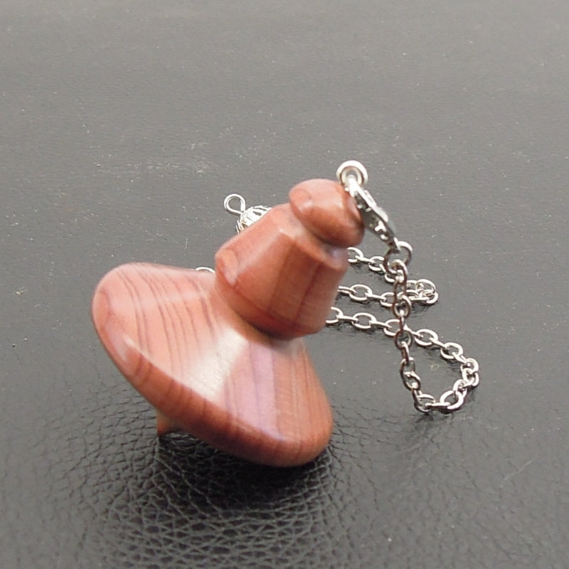 Pendule artisanal de radiesthésie en cèdre rose avec chainette