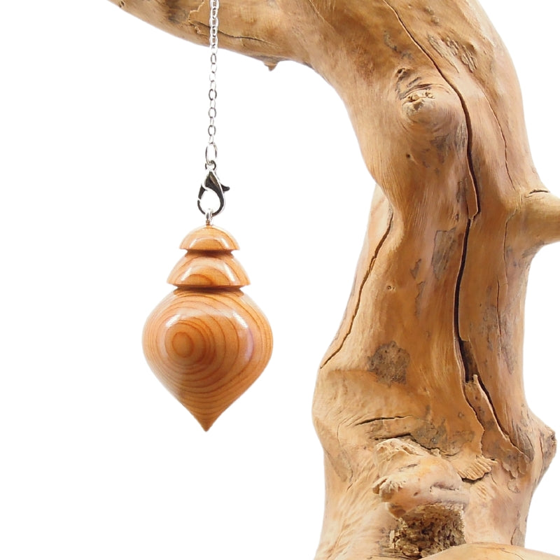 Pendule artisanal divinatoire en if avec chainette.