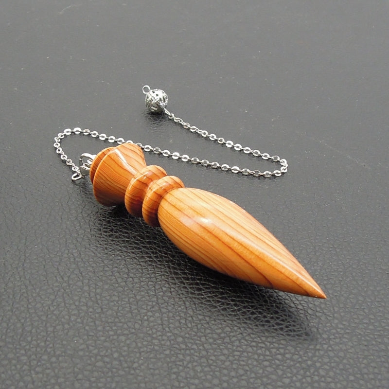 Pendule artisanal divinatoire en if avec chainette.