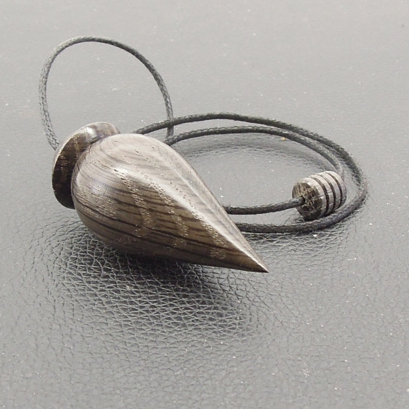 Pendule artisanal de radiesthésie en morta avec cordon collé