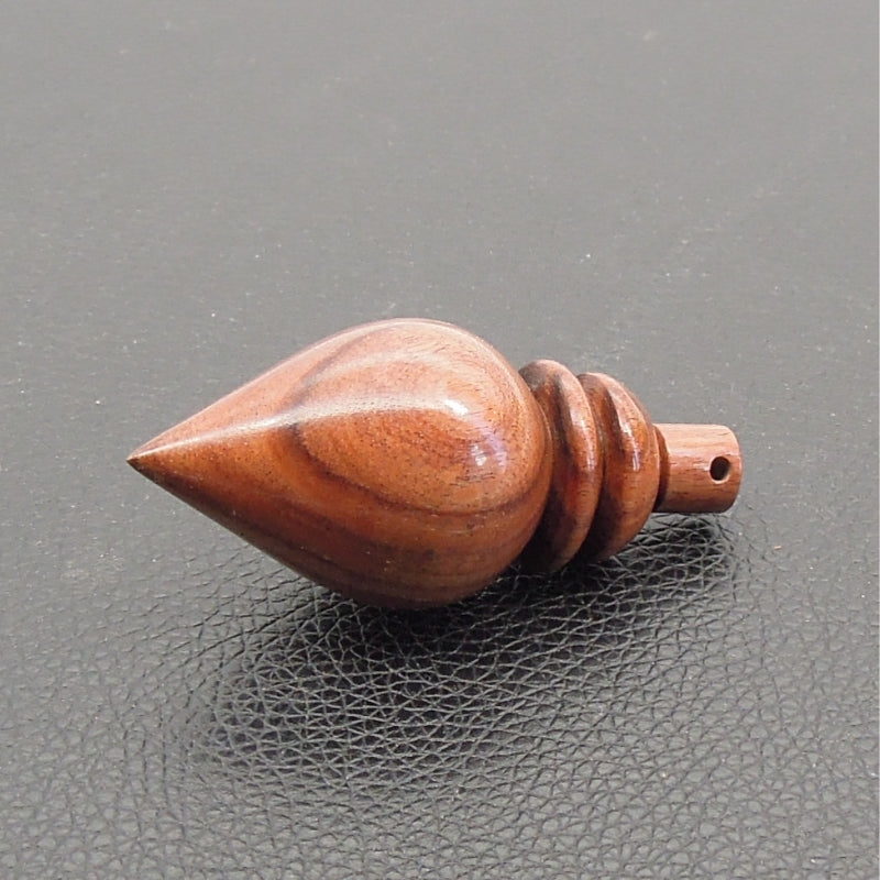 Pendule artisanal de radiesthésie en palissandre santos avec oeilleton.