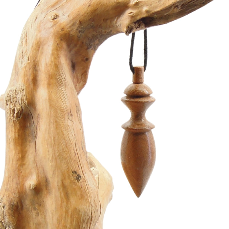 Pendule artisanal de radiesthésie en nerprun avec oeilleton.
