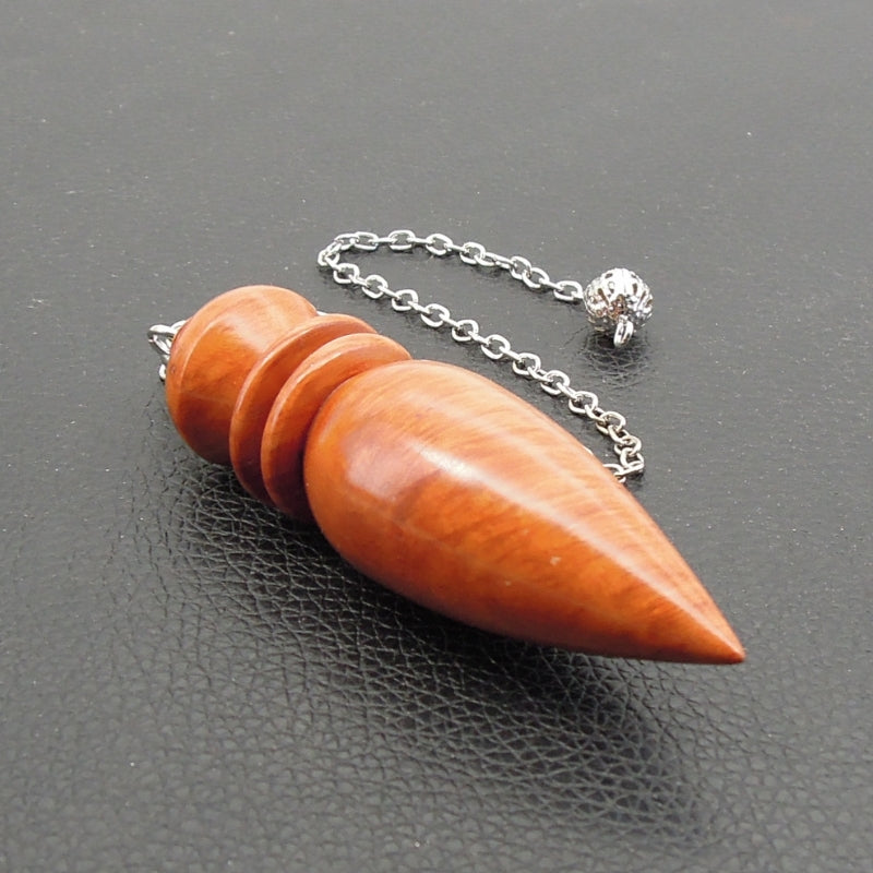 Pendule artisanal de radiesthésie en racine de bruyère avec chainette.