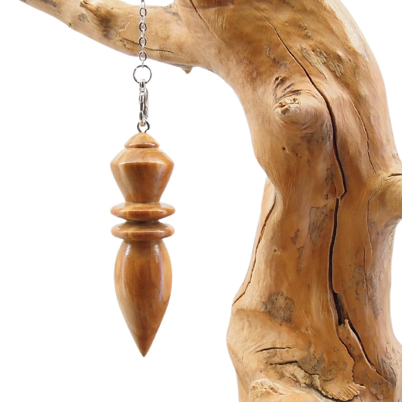 Pendule artisanal de radiesthésie en olivier avec chainette.