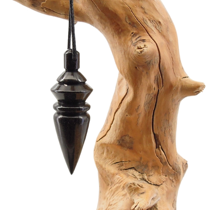 Pendule artisanal de radiesthésie en ébène avec oeilleton.