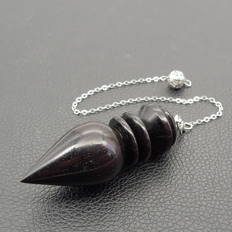 Pendule artisanal divinatoire de radiesthésie en ébène avec chainette.