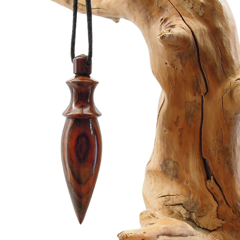 Pendule artisanal divinatoire en cocobolo avec oeilleton.