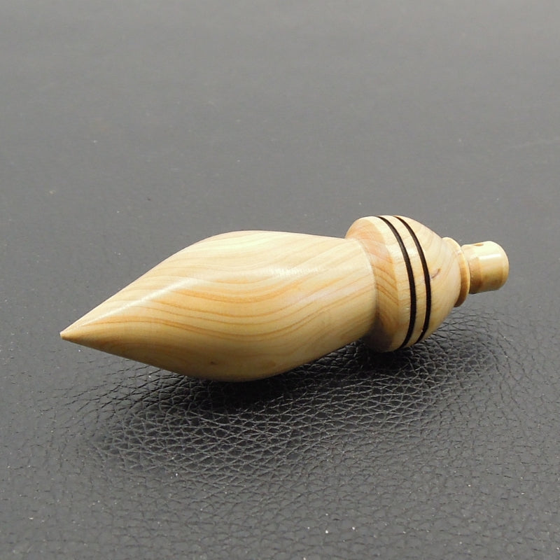 Pendule artisanal de radiesthésie en buis avec oeilleton.