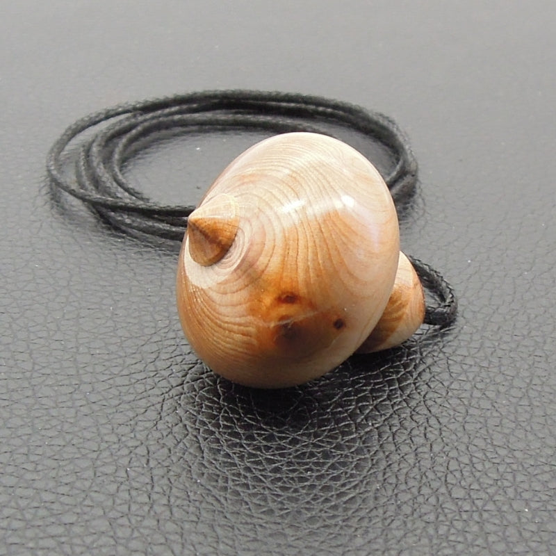 Pendule de radiesthésie artisanal en cade avec cordon collé.