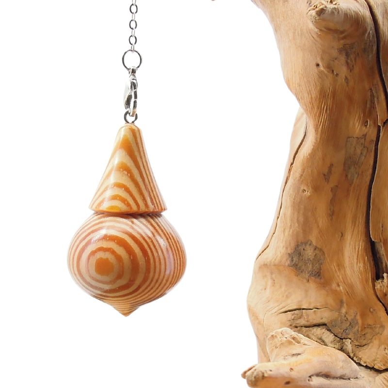 Pendule artisanal divinatoire de radiesthésie en résineux avec chainette.