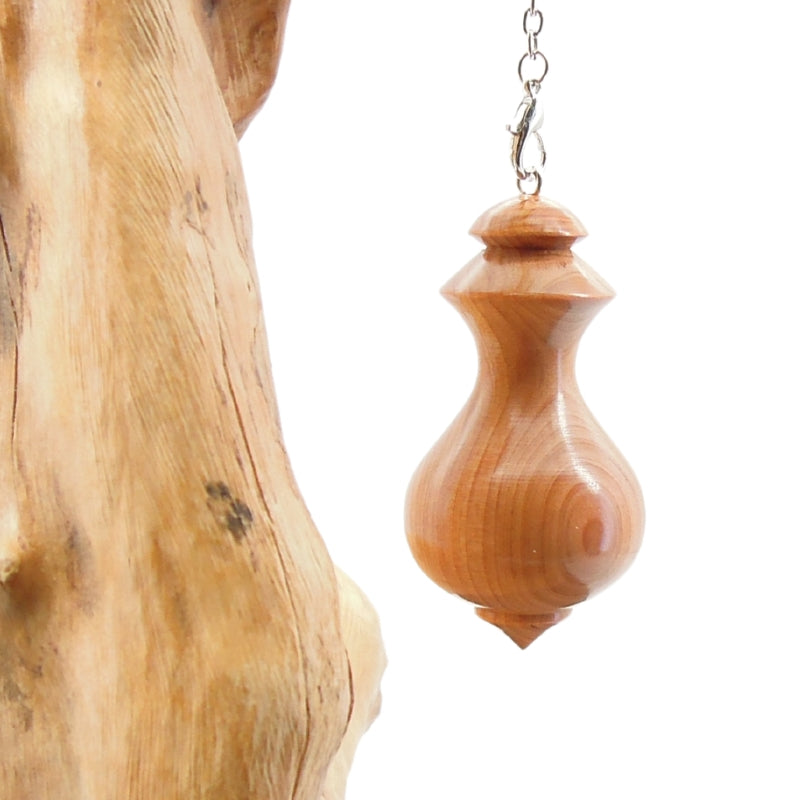Pendule artisanal de radiesthésie en cade avec chainette.