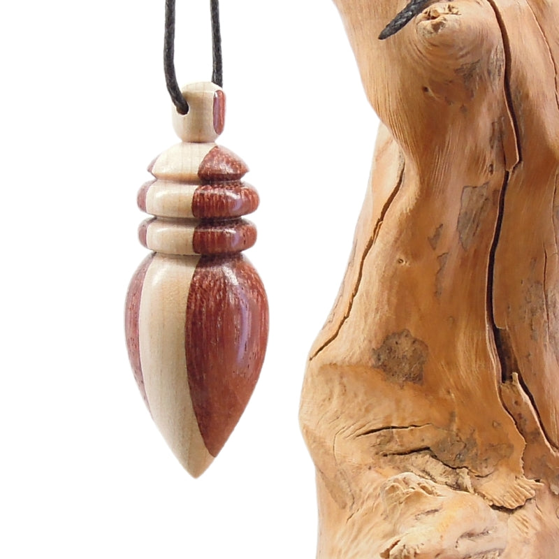 Pendule artisanal de radiesthésie en amarante et érable avec oeilleton.