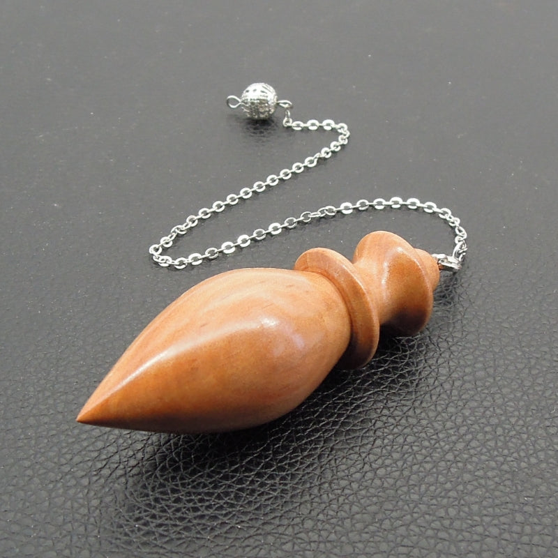 Pendule artisanal de radiesthésie en poirier avec chainette.