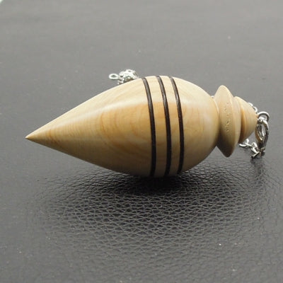 Pendule artisanal de radiesthésie en buis avec chainette.