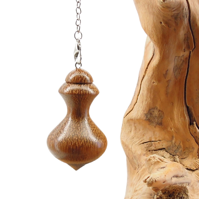 Pendule artisanal de radiesthésie en robinier avec chainette.