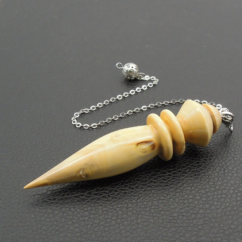 Pendule artisanal divinatoire en buis avec chainette.