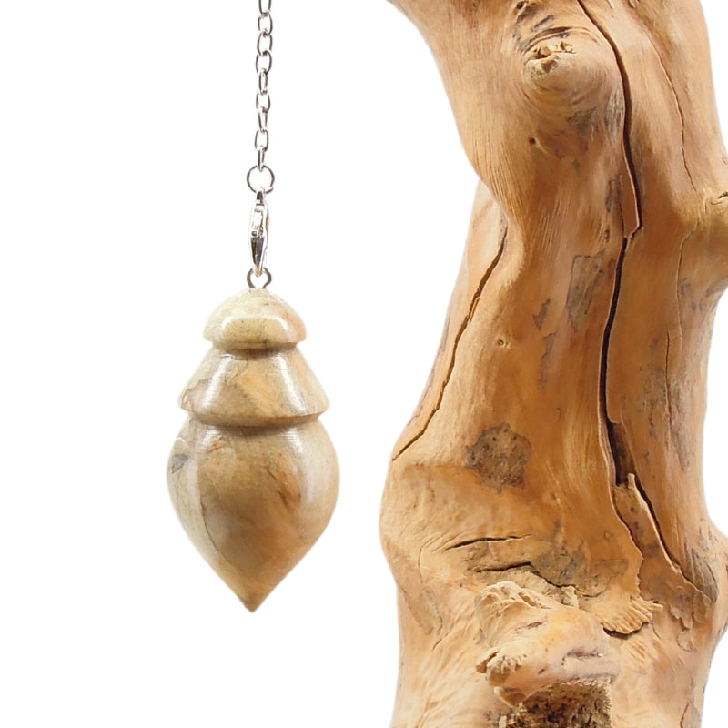 Pendule artisanal divinatoire en charme avec chainette.