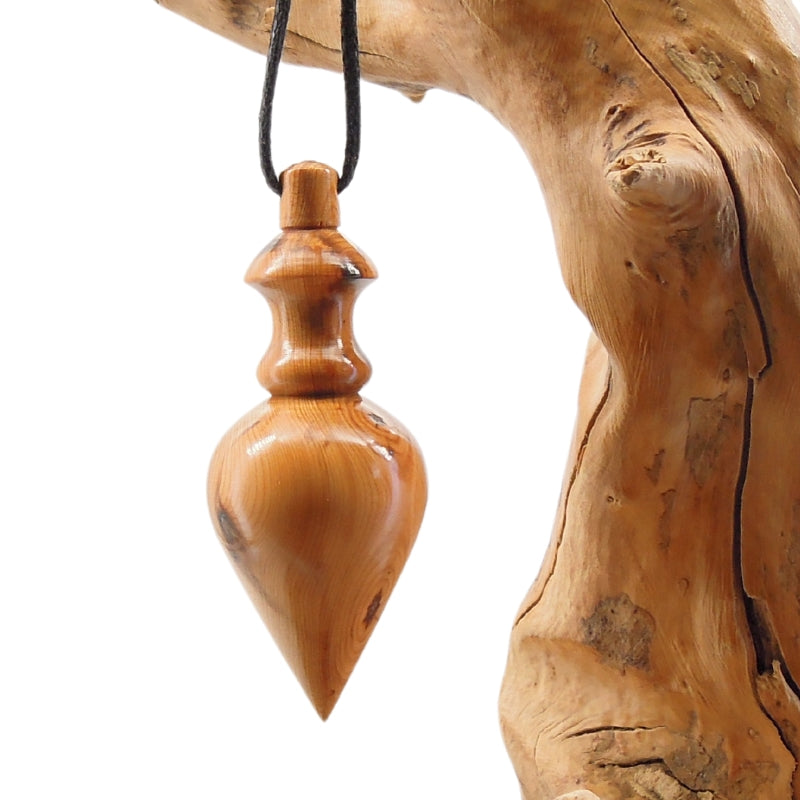 Pendule artisanal divinatoire en if avec oeilleton..