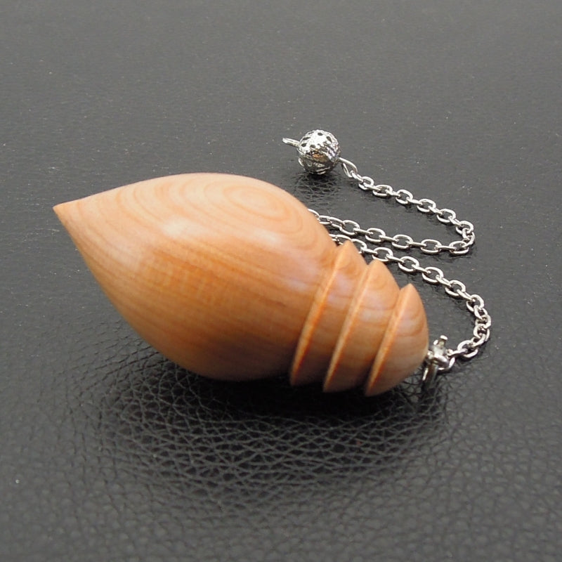 Pendule artisanal de radiesthésie en merisieravec chainette.