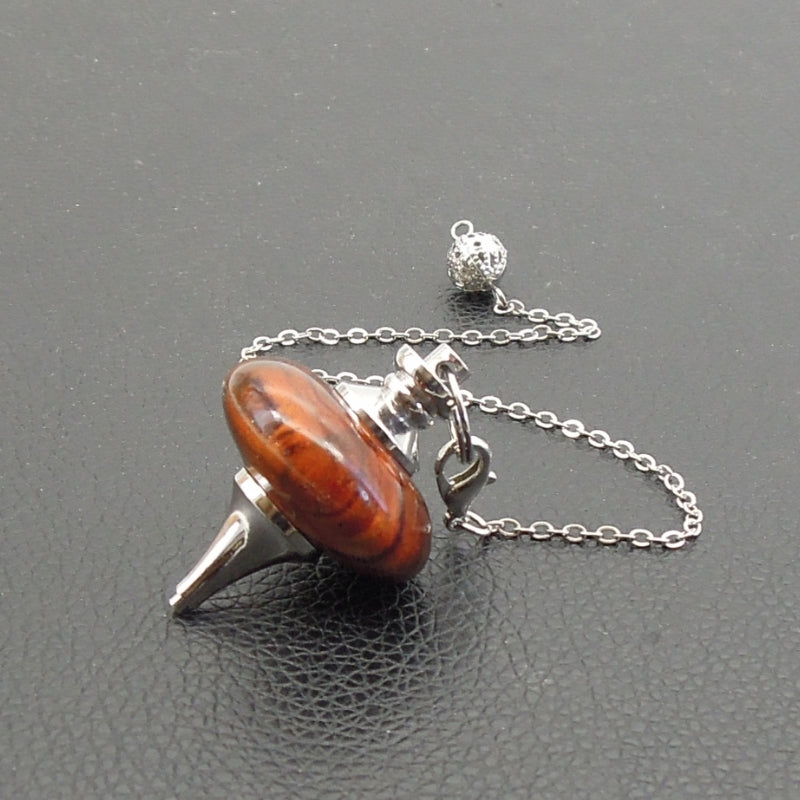 Pendule artisanal de radiesthésie en cocobolo avec chainette et monture métal.