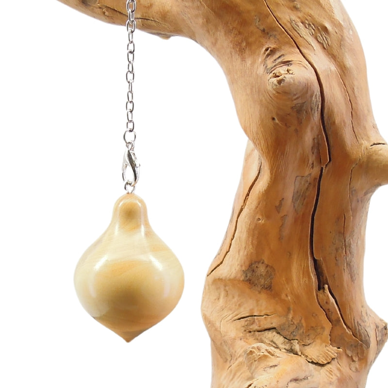Pendule artisanal de radiesthésie en buis avec chainette.