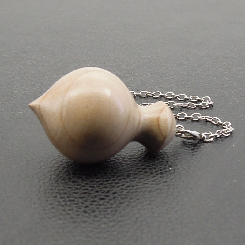 Pendule artisanal divinatoire de radiesthésie en magnolia avec chainette.