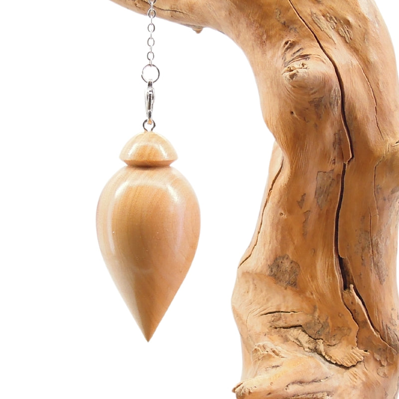 Pendule artisanal de radiesthésie en pêcher avec chainette.