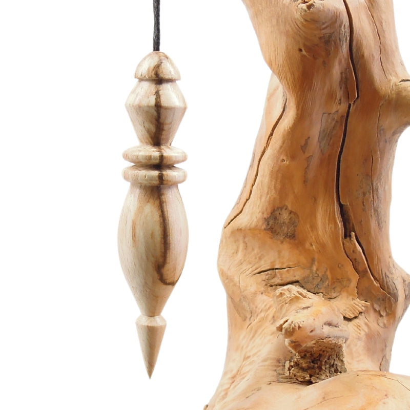 Pendule artisanal de radiesthésie en hêtre échauffé avec cordon collé.