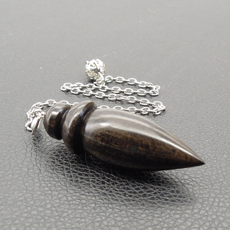 Pendule artisanal de radiesthésie en ébène avec chainette.