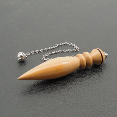 Pendule artisanal de radiesthésie en merisieravec chainette.