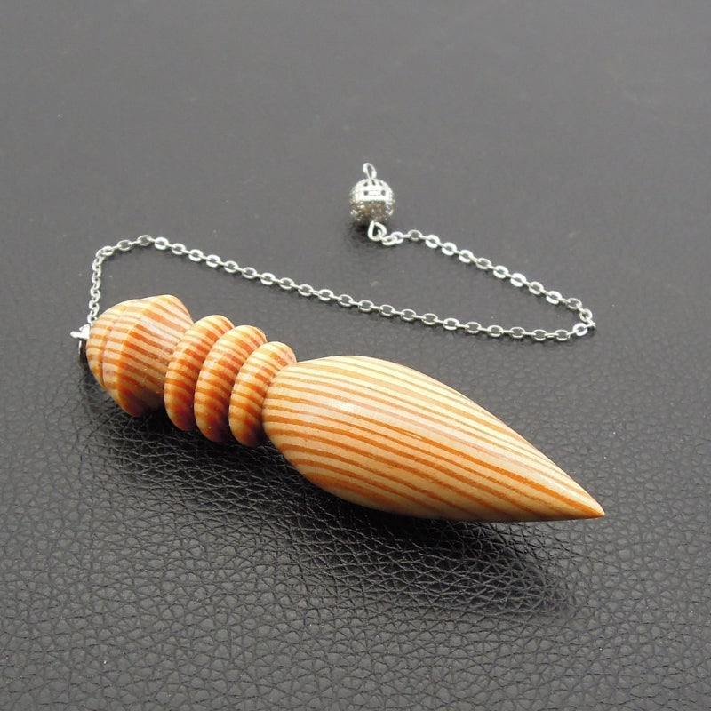 Pendule artisanal divinatoire de radiesthésie en résineux avec chainette.