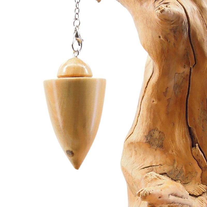 Pendule artisanal de radiesthésie en buis avec chainette.